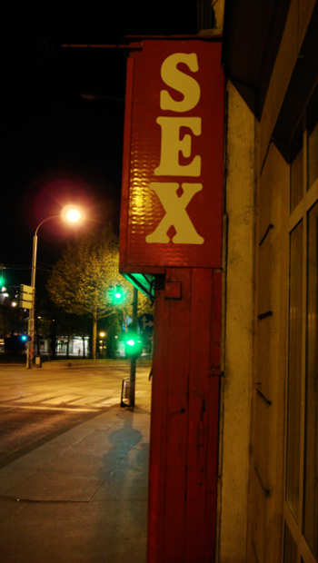 Sex Schild, Straße bei Nacht
