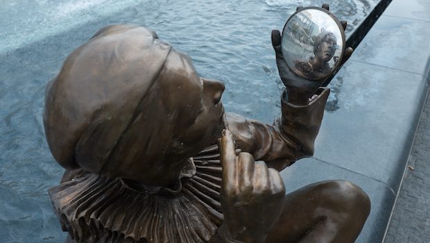 Bronzeskulptur: Mann mit Spiegel am Wasserbecken