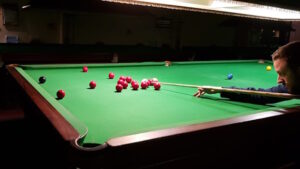 Snooker Spieler am Tisch