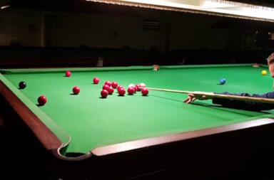 Snooker Spieler am Tisch