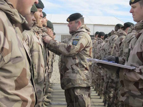 Soldaten bei einer Ordensverleihung