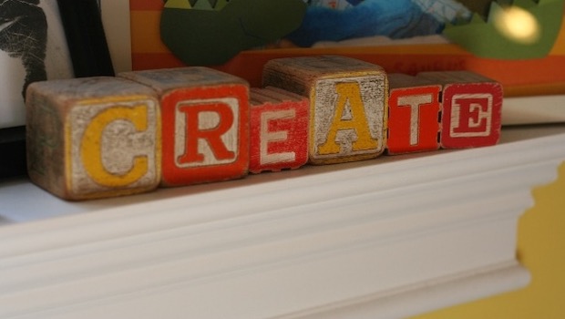 Holzspielzeugwürfel bedruckt mit Buchstaben, Wort Create