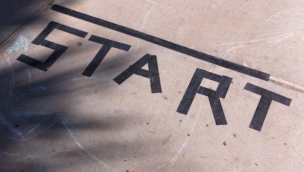 Start Schriftzug auf dem Boden