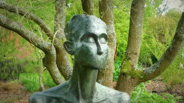 Statue unter einem Baum, schweigender Mann