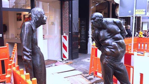 Zwei Statuen, streitend, auf der Straße
