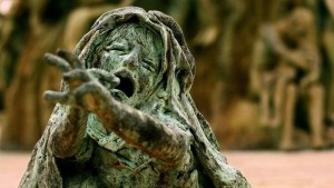 Statue einer verzweifelten Frau