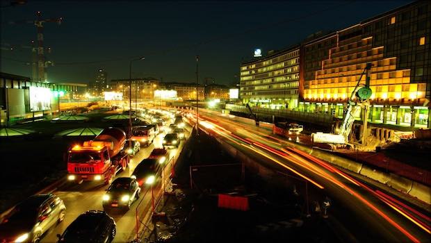 Stau Autobahn nachts LKW