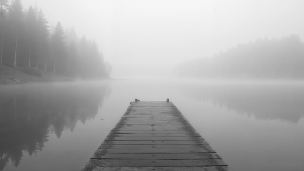 Steg zum Wasser im Nebel