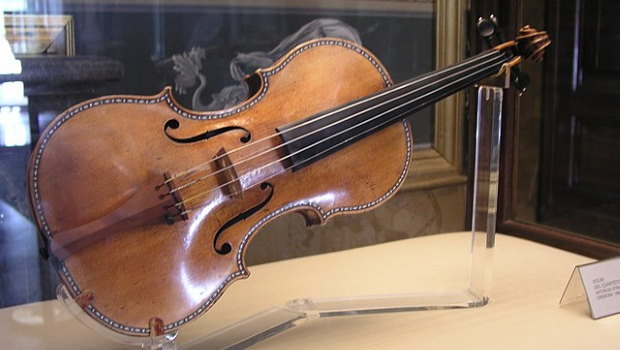 Stradivari-Geige in Vitrine