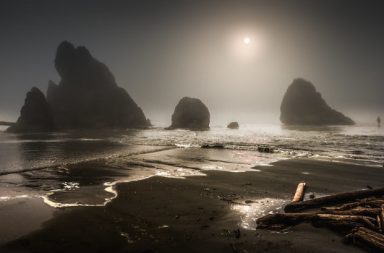 Strand, Holz, Dämmerlicht. Felsen