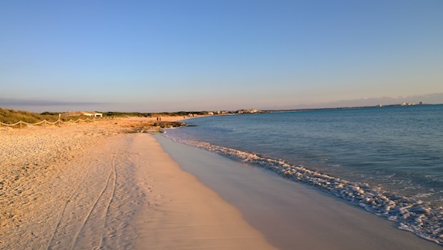 Strand mit Meer, Wellen und Düne