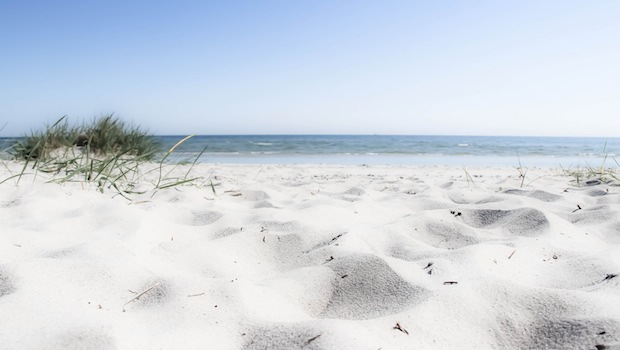 Sandstrand mit Blick aufs Meer