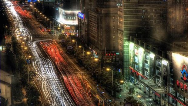 Straßenverkehr bei Nacht