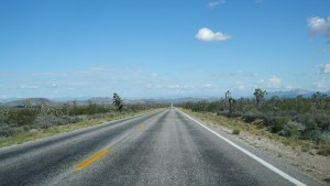 Straße durch Landschaft