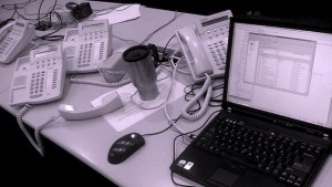 Schreibtisch mit Telefonen und Computer