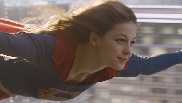 Supergirl fliegend