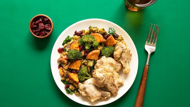 Teller auf grüner Tischdecke, Hühnchen, Gemüse, Schüssel