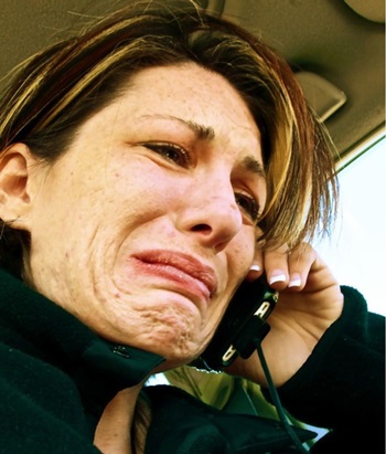Frau, weinend am Telefon