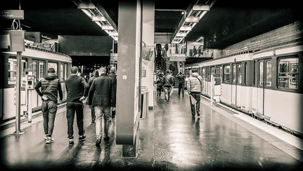 U-Bahn Station mit Menschen, schwarzweiß