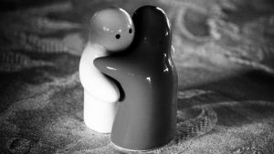 sich umarmende Holzpuppen, schwarzweiß