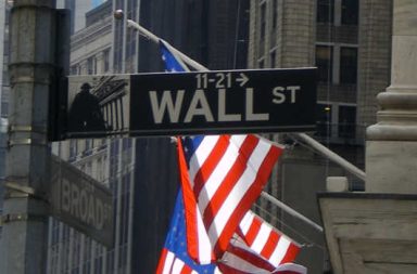 Wall Street Straßenschild, amerikanische Flagge