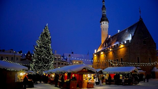 Weihnachtsmarkt mit Kirche und Schnee