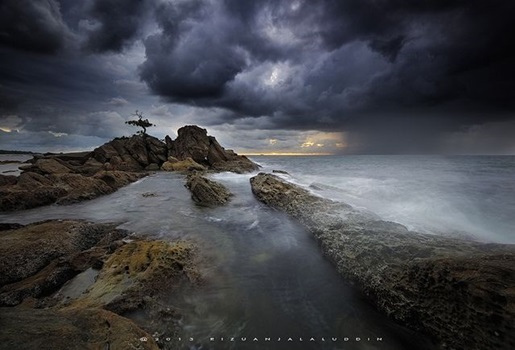 Lamdschaft mit Wellen und grauen Wolken