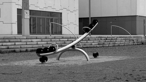 Kinderwippe, scwarzweiß