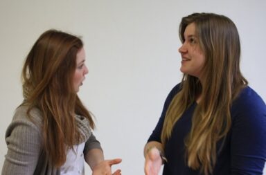 Zwei Frauen in einer wortstarken Diskussion.