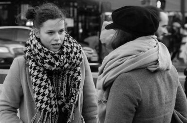 Zwei Frauen reden miteinander auf der Straße