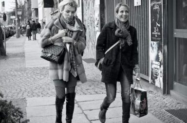 zwei Frauen laufen auf der Straße und gehen shoppen