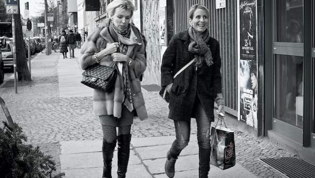 zwei Frauen laufen auf der Straße und gehen shoppen