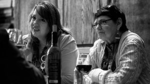 zwei Frauen am Tisch hören zu