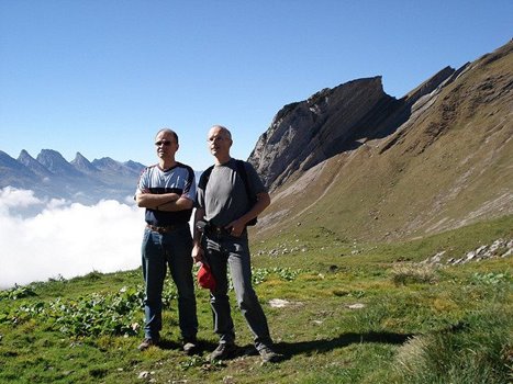 zwei Männer vor Bergkulisse