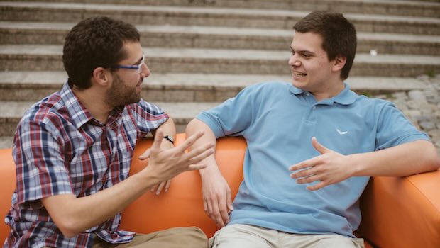 Zwei Männer reden gleichzeitig